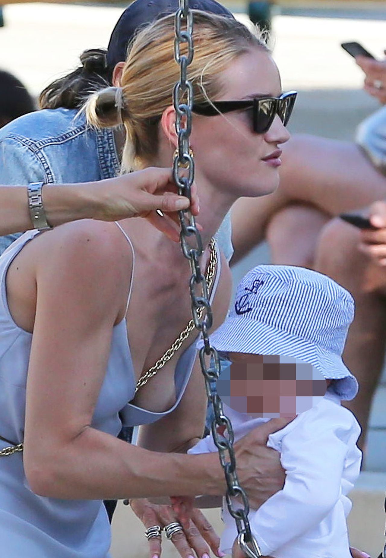 WPADKA z NAGIM biustem Rosie Huntington-Whiteley na placu zabaw (ZDJĘCIA) WPADKA z NAGIM biustem Rosie Huntington-Whiteley na placu zabaw (ZDJĘCIA)