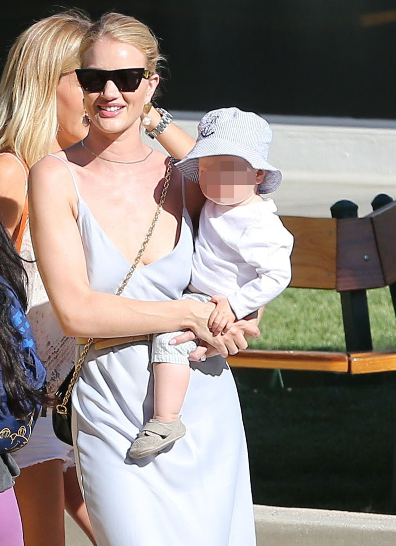 WPADKA z NAGIM biustem Rosie Huntington-Whiteley na placu zabaw (ZDJĘCIA) WPADKA z NAGIM biustem Rosie Huntington-Whiteley na placu zabaw (ZDJĘCIA)