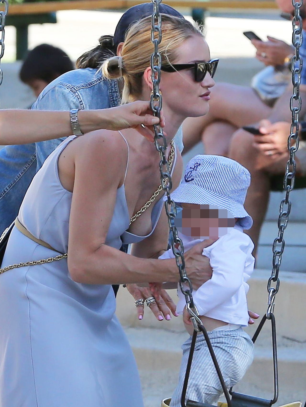 WPADKA z NAGIM biustem Rosie Huntington-Whiteley na placu zabaw (ZDJĘCIA) WPADKA z NAGIM biustem Rosie Huntington-Whiteley na placu zabaw (ZDJĘCIA)