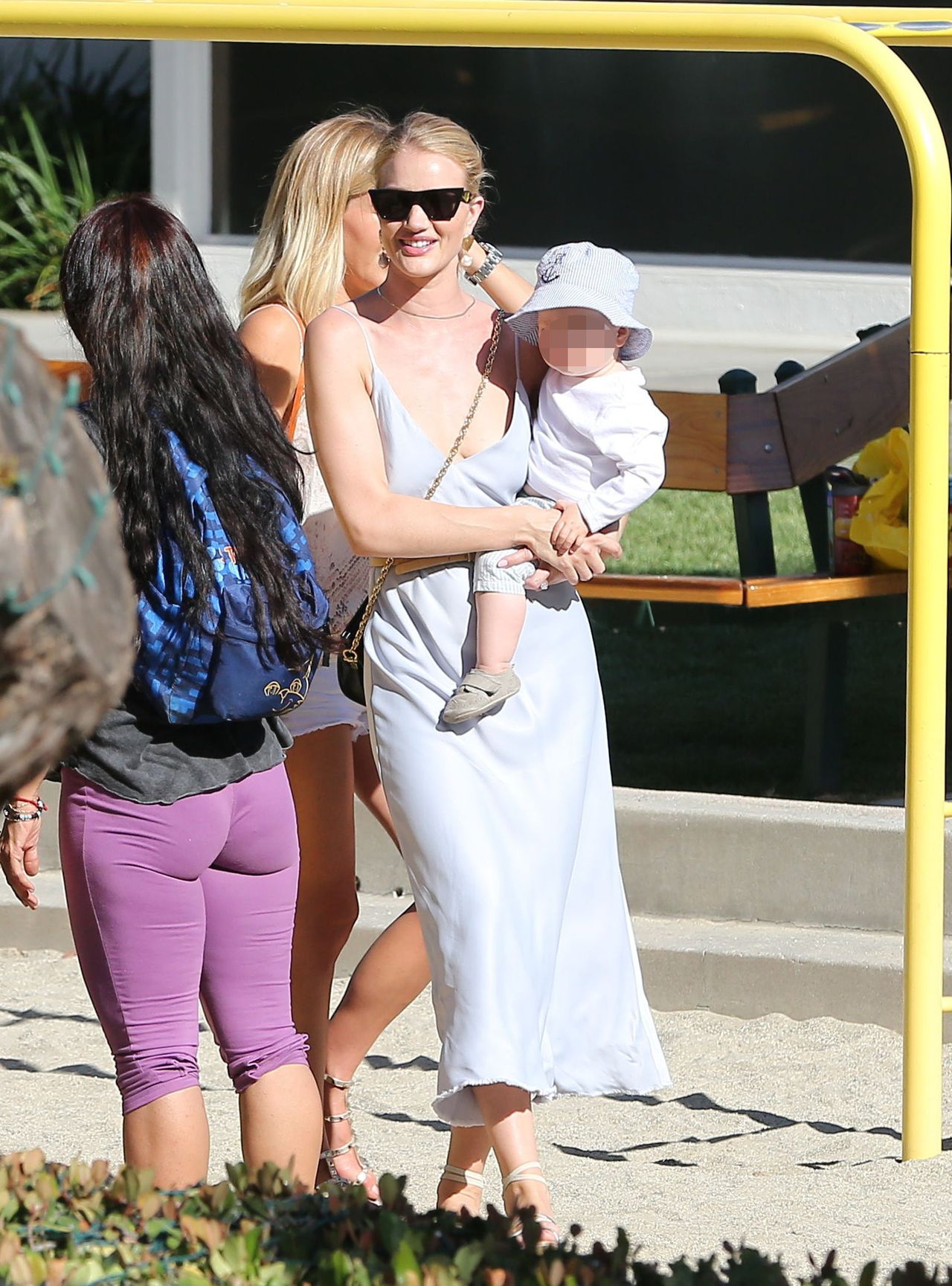 WPADKA z NAGIM biustem Rosie Huntington-Whiteley na placu zabaw (ZDJĘCIA) WPADKA z NAGIM biustem Rosie Huntington-Whiteley na placu zabaw (ZDJĘCIA)