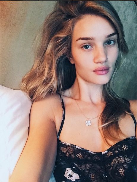 Rosie Huntington-Witheley w łóżku bez makijażu (FOTO)
