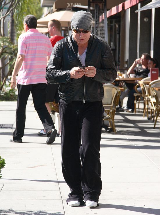 Czy Mickey Rourke jeszcze rozpoznaje siebie? (FOTO)