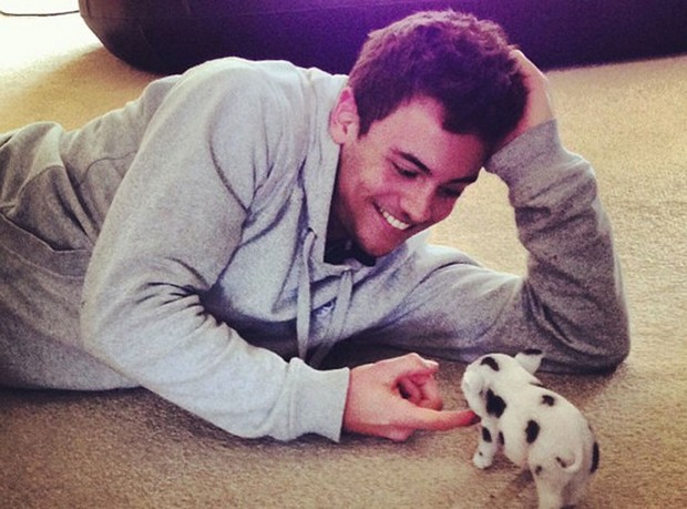 Tom Daley pozuje ze... świnką (FOTO)