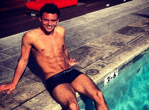 Tom Daley pozuje ze... świnką (FOTO) Tom Daley pozuje ze... świnką (FOTO)