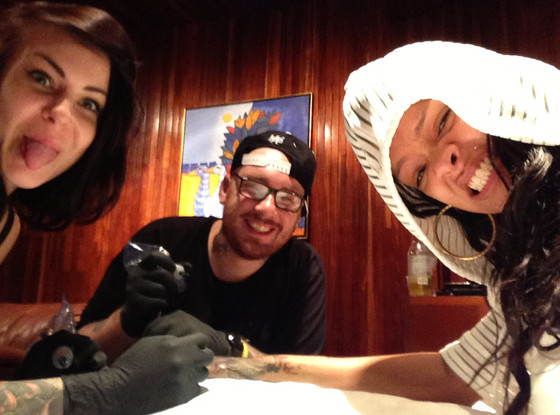 Rihanna skończyła swój najnowszy tatuaż (FOTO) Rihanna skończyła swój najnowszy tatuaż (FOTO)