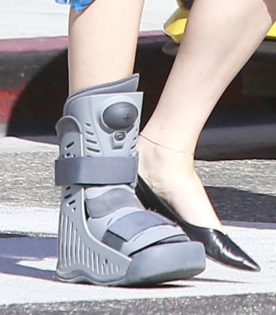 Kontuzja nie przeszkadza jej wyglądać stylowo (FOTO) Kontuzja nie przeszkadza jej wyglądać stylowo (FOTO)