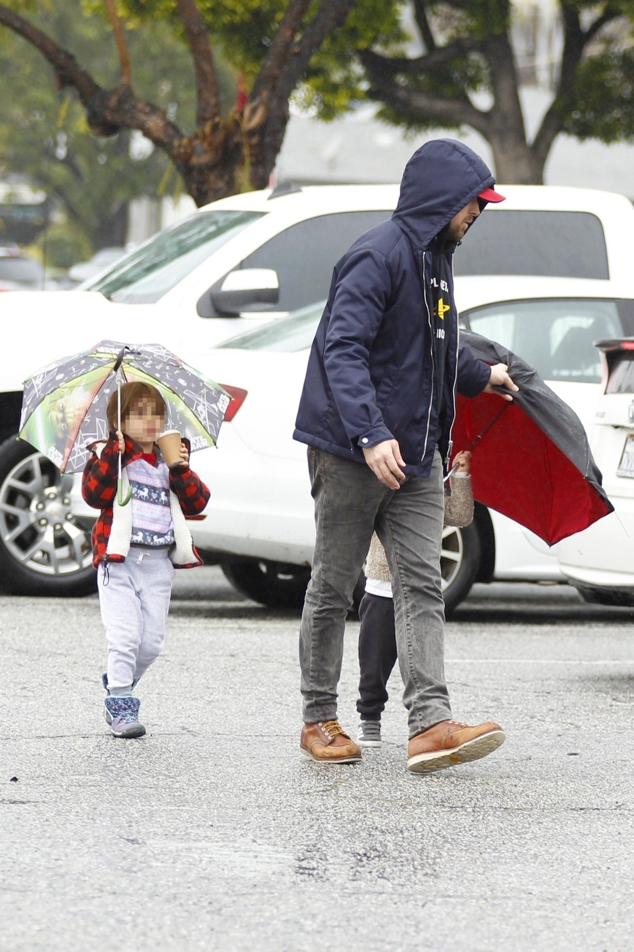 Słodkie! Ryan Gosling z córeczkami - zobaczcie, jakim jest tatą (ZDJĘCIA) Słodkie! Ryan Gosling z córeczkami - zobaczcie, jakim jest tatą (ZDJĘCIA)