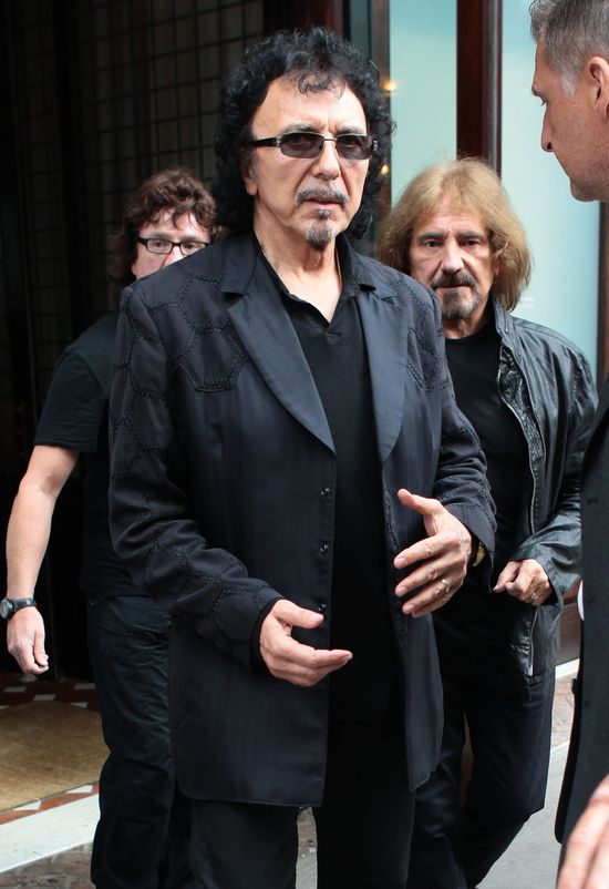 Ojciec heavy metalu z pieskiem na ręku (FOTO)