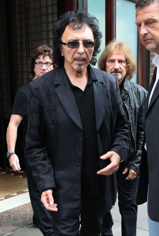 Ojciec heavy metalu z pieskiem na ręku (FOTO)