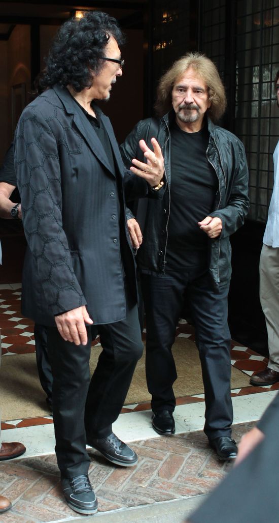 Ojciec heavy metalu z pieskiem na ręku (FOTO)