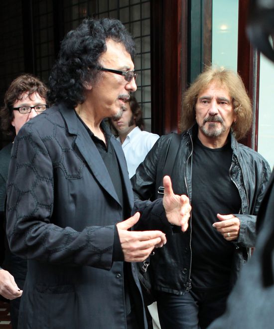 Ojciec heavy metalu z pieskiem na ręku (FOTO)