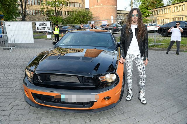 Nie uwierzysz, jakim samochodem wozi się Michał Szpak