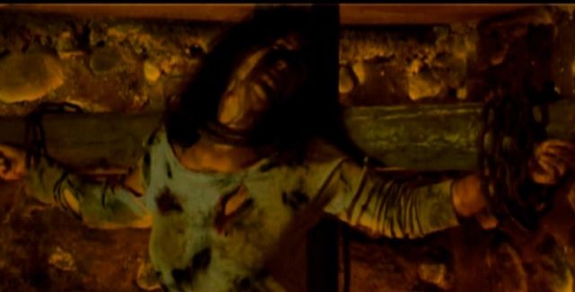 Kontrowersyjny teledysk Sary May (FOTO)