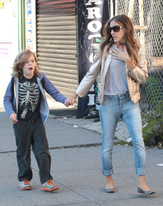 Dżinsy i baleriny - poza czerwonym dywanem stawia na wygodę