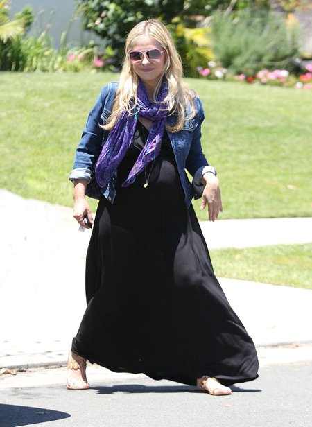 Ciężarna Sarah Michelle Gellar na spacerze z córką (FOTO)