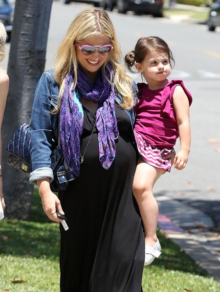 Ciężarna Sarah Michelle Gellar na spacerze z córką (FOTO)
