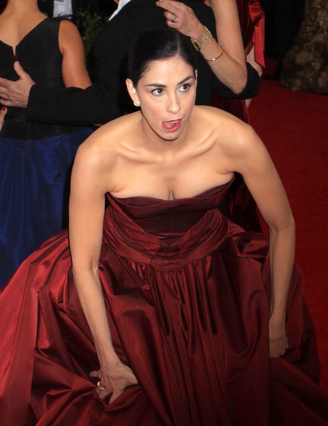 Złapała go za pupę na czerwonym dywanie (FOTO)