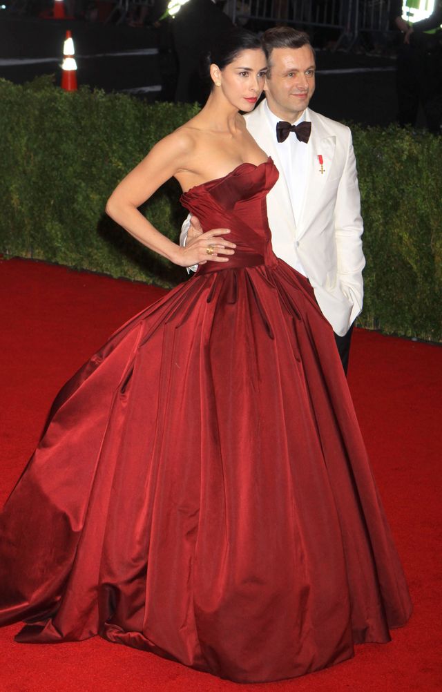 Złapała go za pupę na czerwonym dywanie (FOTO)