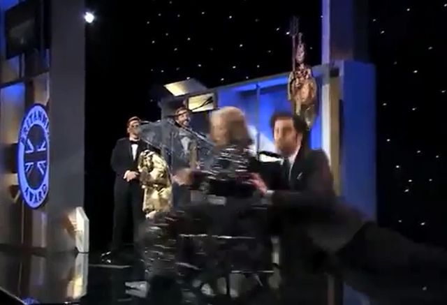 Sacha Baron Cohen zabił saruszkę! (VIDEO) Sacha Baron Cohen zabił saruszkę! (VIDEO)