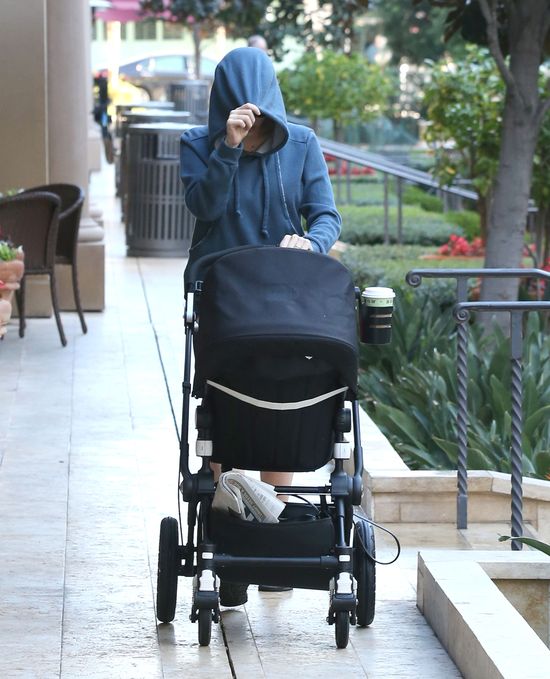 Scarlett Johansson chowa córeczkę przez obiektywem paparazzi