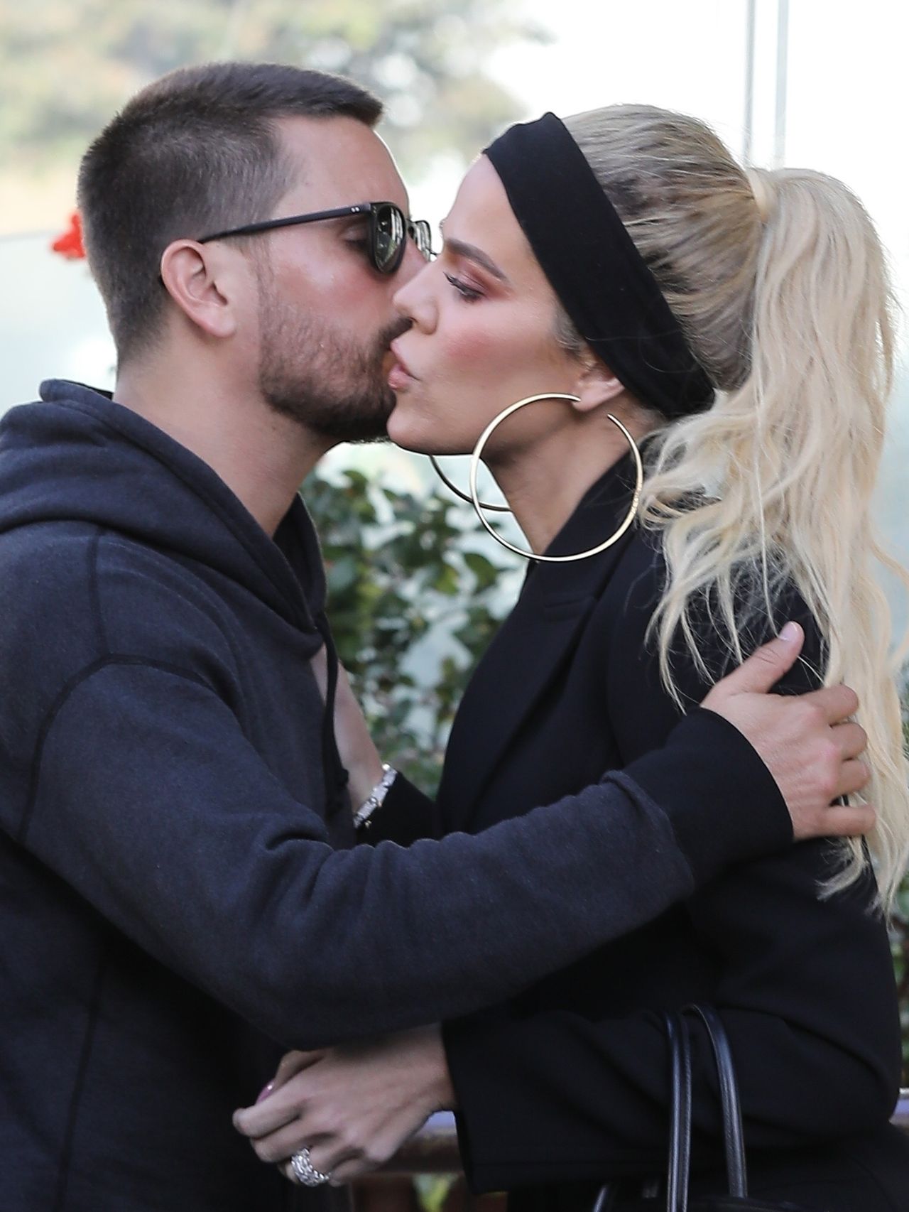 Znudzona Sofia Richie gapi się w telefon, a Scott je sushi - KRYZYS? Znudzona Sofia Richie gapi się w telefon, a Scott je sushi - KRYZYS?