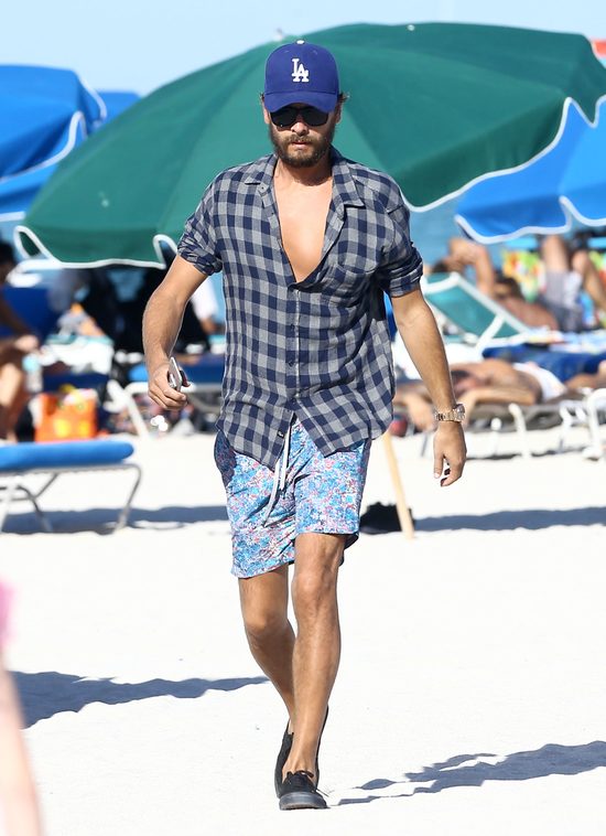 Scott Disick z dziewczyną na plaży (FOTO)