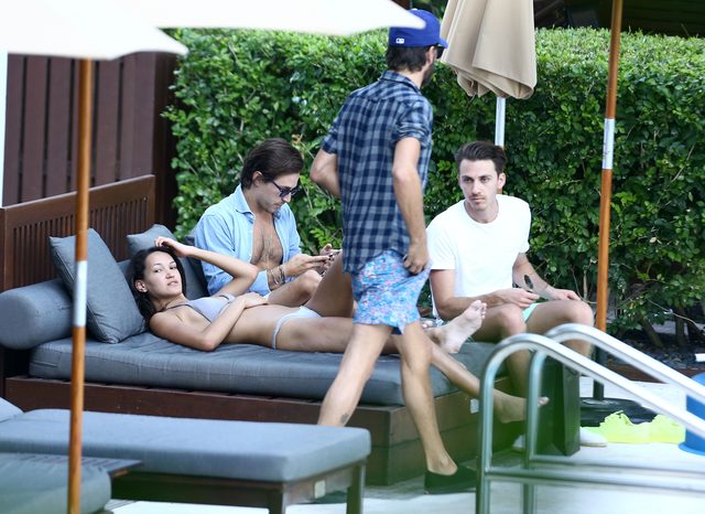 Scott Disick z dziewczyną na plaży (FOTO)