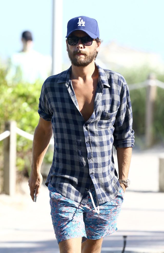 Scott Disick z dziewczyną na plaży (FOTO)