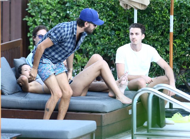 Scott Disick z dziewczyną na plaży (FOTO)