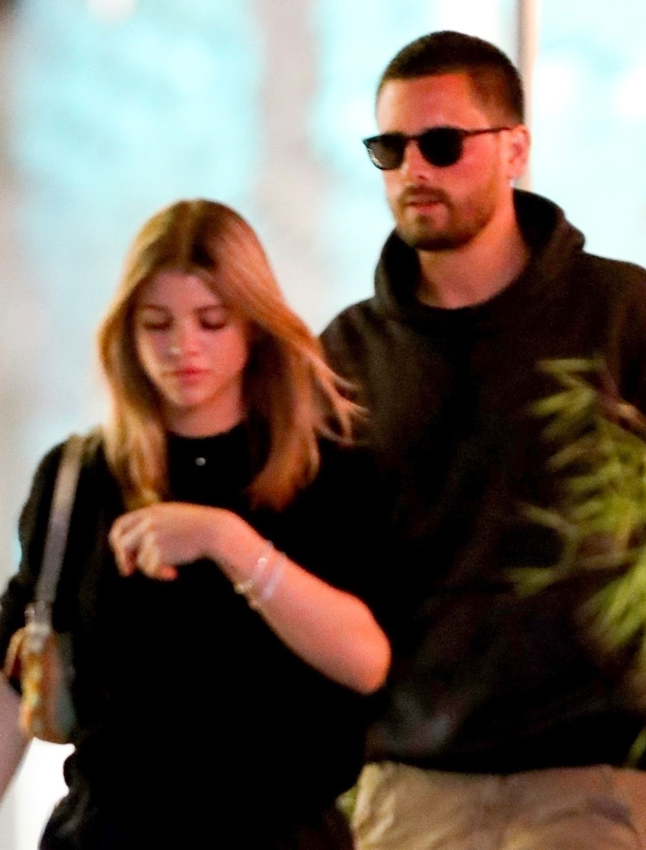 Znudzona Sofia Richie gapi się w telefon, a Scott je sushi - KRYZYS? Znudzona Sofia Richie gapi się w telefon, a Scott je sushi - KRYZYS?