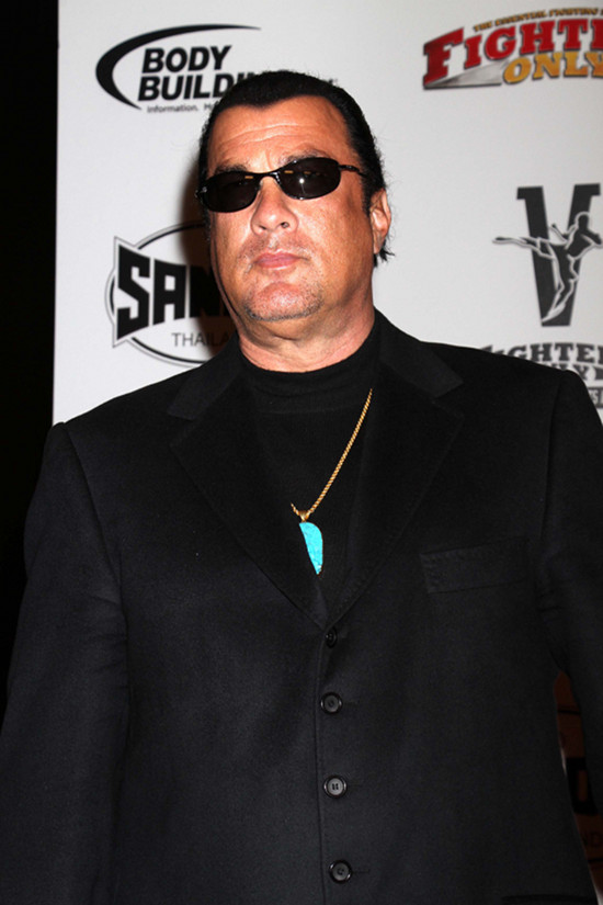 Chuck Norris załatwia kłopoty z półobrotu? Chuck Norris załatwia kłopoty z półobrotu?