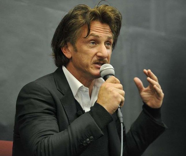 Dziwna fryzura Seana Penna na spotkaniu z Gorbaczowem (FOTO)