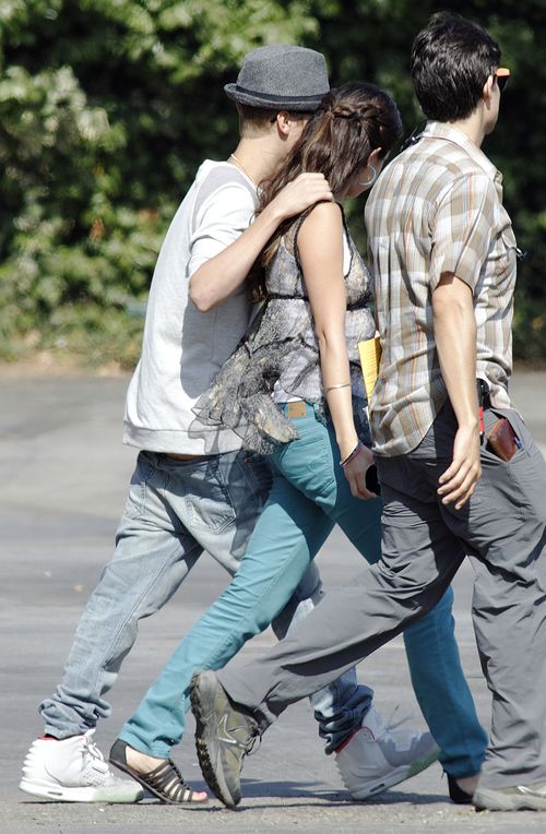 Selena Gomez cała w skowronkach (FOTO)