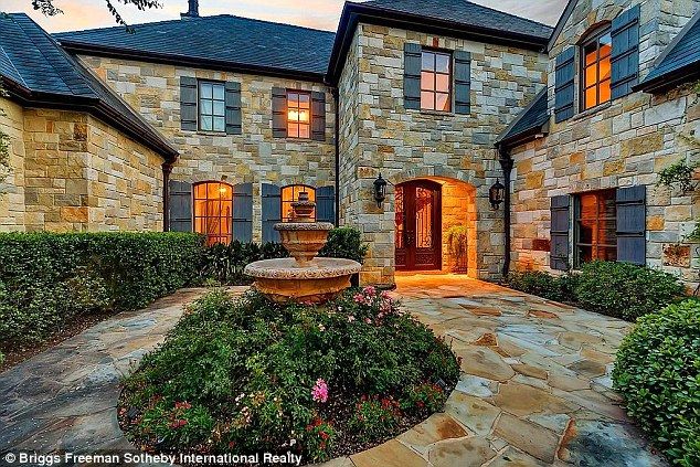 Tak mieszka Selena Gomez. Zobacz jej ogromną posiadłość Tak mieszka Selena Gomez. Zobacz jej ogromną posiadłość