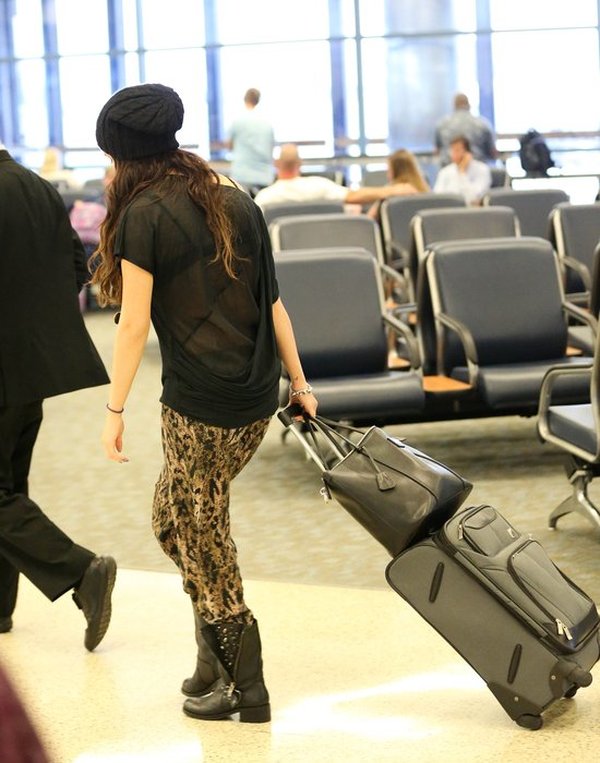 Selena Gomez sama ciągnie swoją walizkę (FOTO)