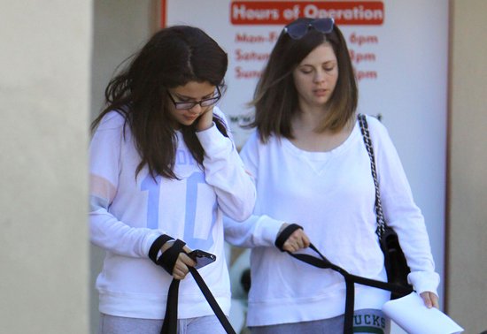 Selena Gomez w okularach (FOTO)