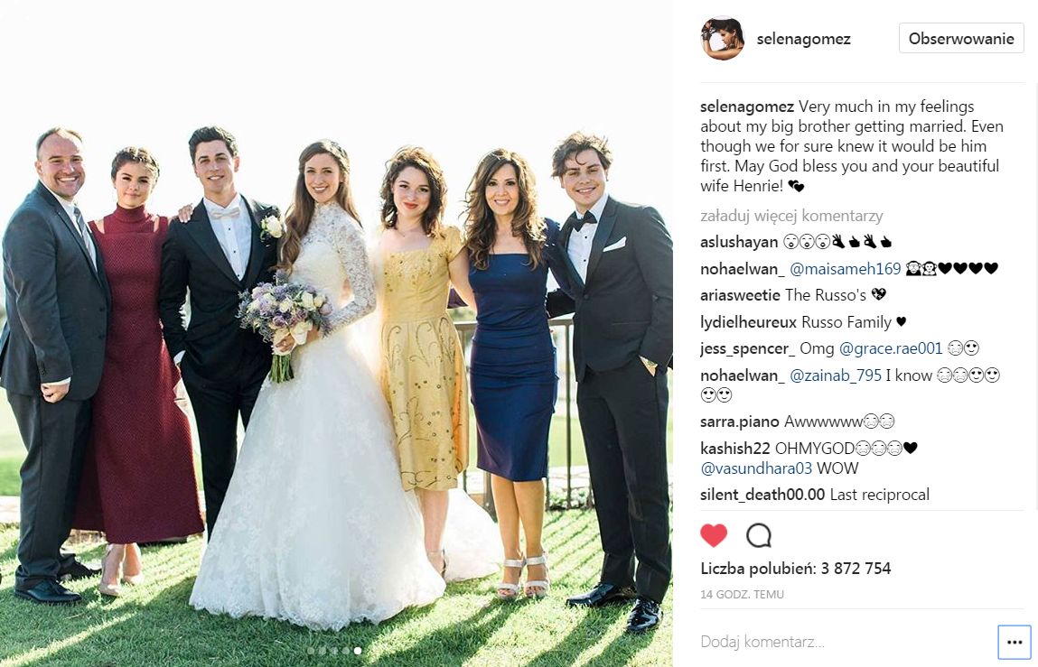 Jaką kreację wybrała Selena Gomez na wesele przyjaciół? Jaką kreację wybrała Selena Gomez na wesele przyjaciół?