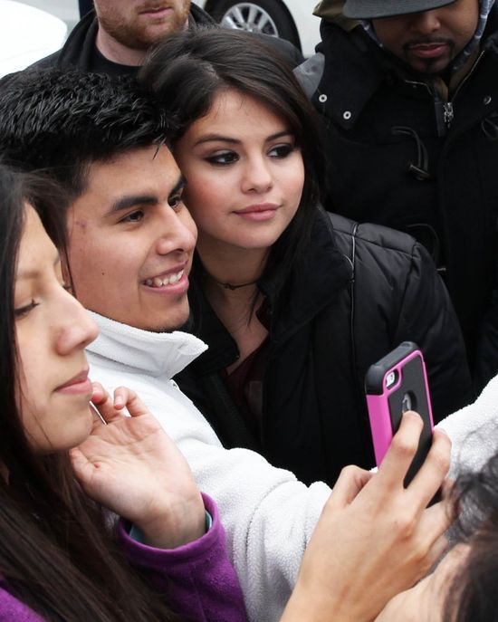 Selena Gomez jak Angelina Jolie (FOTO)