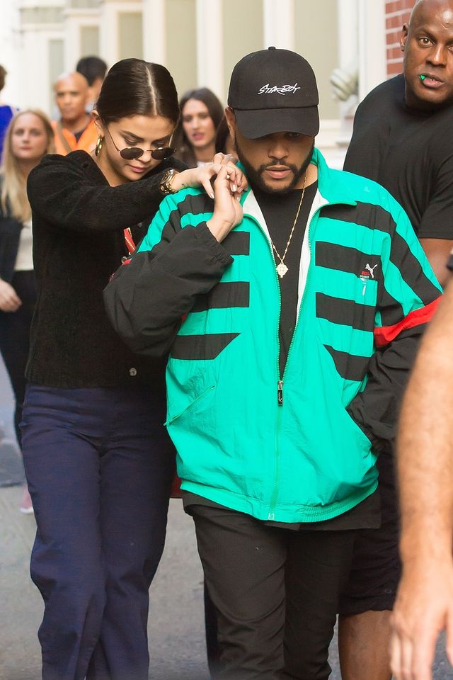 The Weeknd w pobliżu domu Seleny z książkami w ręce (ZDJĘCIE) The Weeknd w pobliżu domu Seleny z książkami w ręce (ZDJĘCIE)