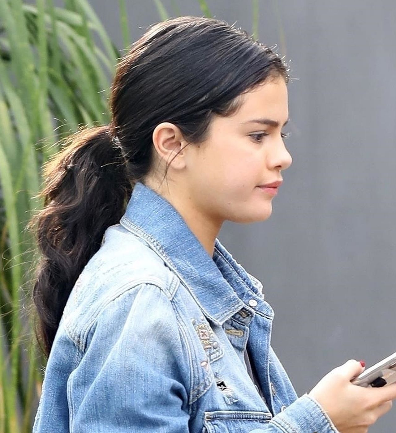 Selena Gomez BEZ MAKIJAŻU w luźnej, jeansowej kurtce (ZDJĘCIA) Selena Gomez BEZ MAKIJAŻU w luźnej, jeansowej kurtce (ZDJĘCIA)