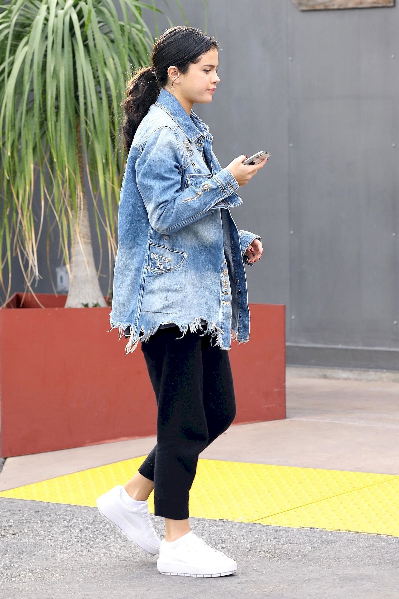 Selena Gomez BEZ MAKIJAŻU w luźnej, jeansowej kurtce (ZDJĘCIA) Selena Gomez BEZ MAKIJAŻU w luźnej, jeansowej kurtce (ZDJĘCIA)