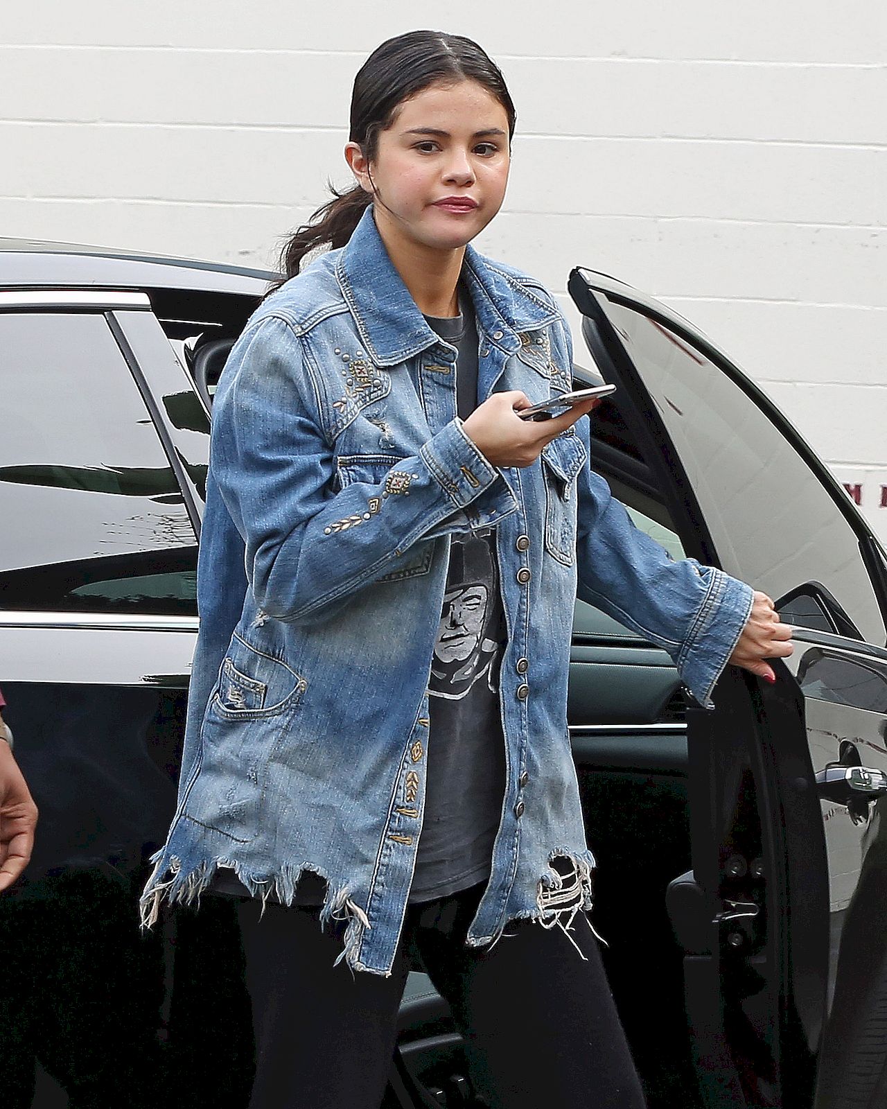 Selena Gomez BEZ MAKIJAŻU w luźnej, jeansowej kurtce (ZDJĘCIA) Selena Gomez BEZ MAKIJAŻU w luźnej, jeansowej kurtce (ZDJĘCIA)