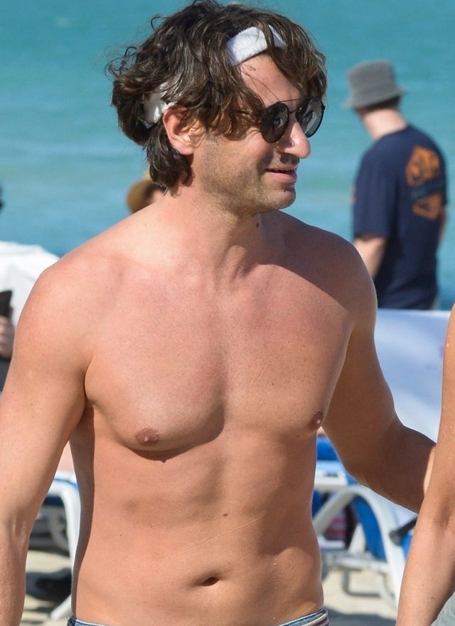 60-letnia Sharon Stone w bikini całuje się z chłopakiem (ZDJĘCIA)