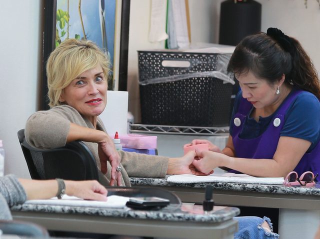 Sharon Stone - po pięćdziesiątce chodzi BEZ BIUSTONOSZA