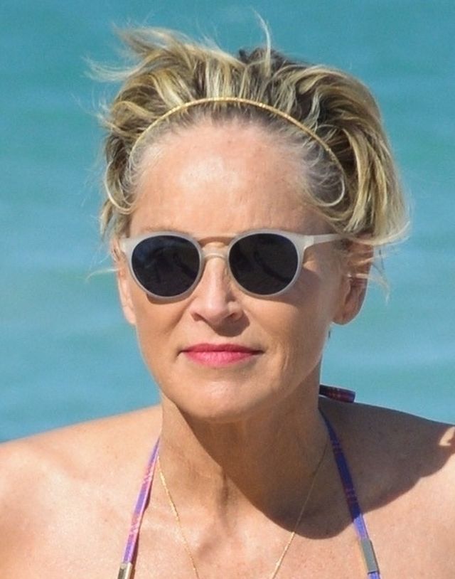 60-letnia Sharon Stone w bikini całuje się z chłopakiem (ZDJĘCIA)