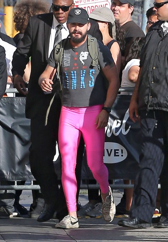 Ten aktor wie, jak zwrócić na siebie uwagę (FOTO)