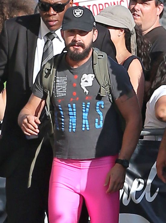 Ten aktor wie, jak zwrócić na siebie uwagę (FOTO)