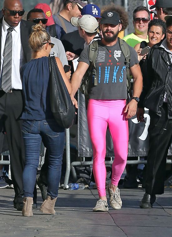 Ten aktor wie, jak zwrócić na siebie uwagę (FOTO)