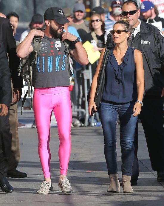 Ten aktor wie, jak zwrócić na siebie uwagę (FOTO)