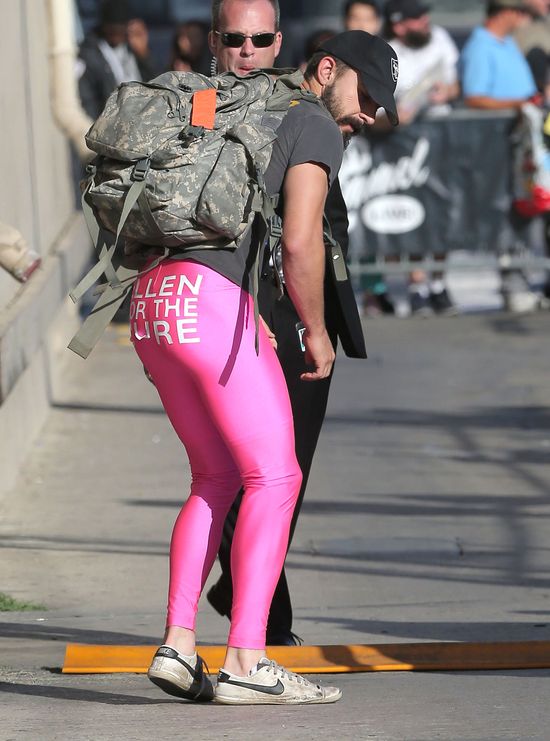 Ten aktor wie, jak zwrócić na siebie uwagę (FOTO)